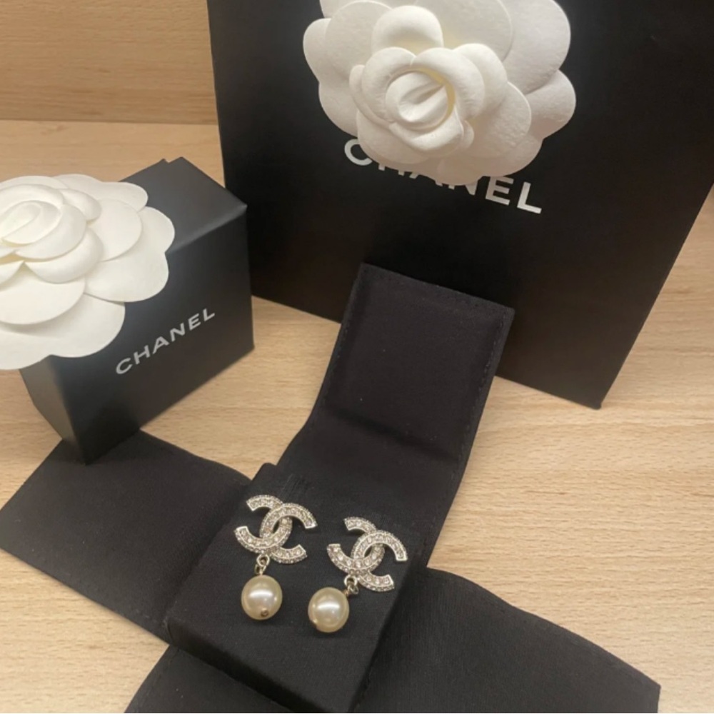 Elegant Gold and Pearl Drop Earrings - Picture 8 of 8